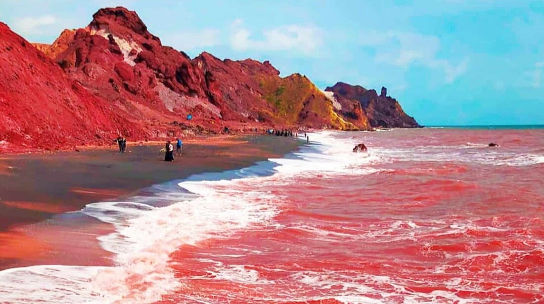 View - Hòn đảo có bãi biển màu đỏ rực sau mưa đặc biệt thế nào? | Báo Tri thức và Cuộc sống - TIN TỨC PHỔ BIẾN KIẾN THỨC 24H