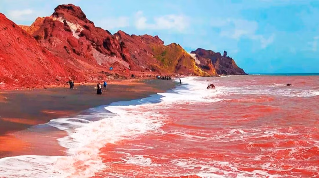 Vẻ đẹp hoang sơ của đảo Hormuz cũng thu hút rất đông du khách ghé thăm mỗi năm. Ảnh: mehrnews.com.