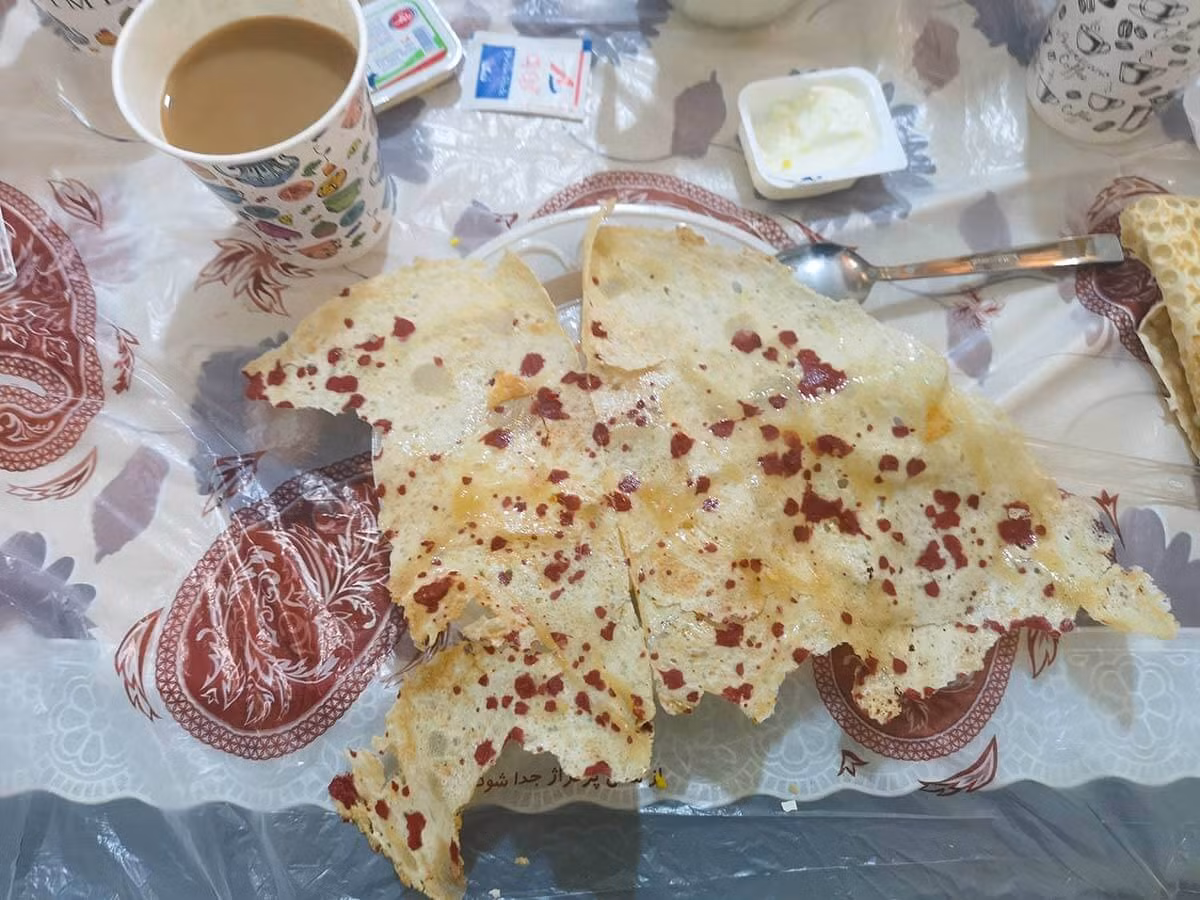 Không những vậy, người dân trên đảo Hormuz còn sử dụng đất đỏ giàu oxit để nấu cá, nướng bánh mì, chế biến dưa chua, mứt, nước sốt... Ảnh: theglobetrottingdetective.com.