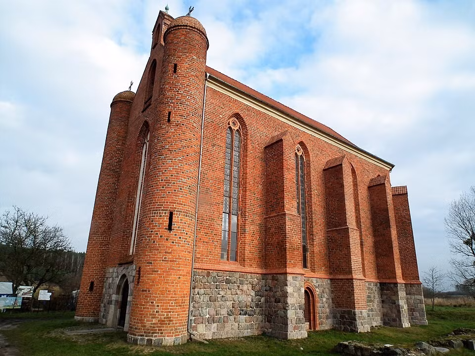 Trong đó, các chuyên gia đặt nhiều kỳ vọng vào việc sẽ có thể tìm thấy Chén Thánh bên dưới nhà thờ Chwarszczany ở Ba Lan. Qua đó, bí ẩn lớn "đánh đố" nhân loại suốt thời gian qua được giải mã. Ảnh: Wikimedia Commons.