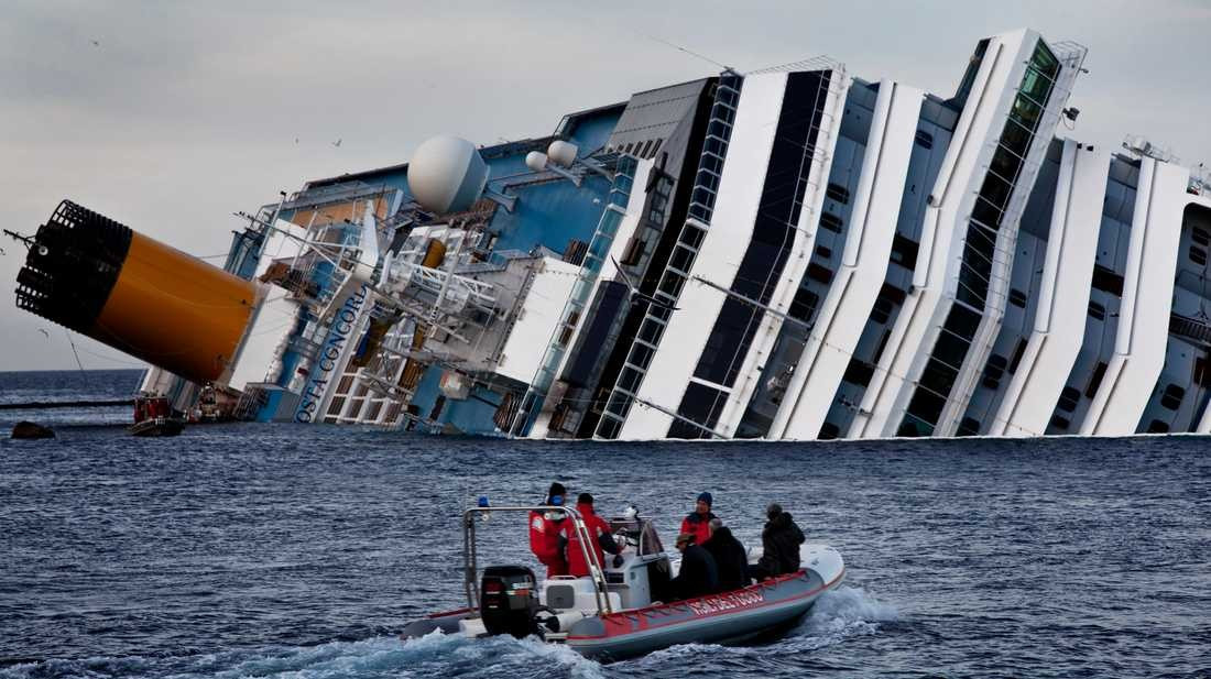 Sự việc này khiến hơn 4.000 người hoảng loạn tìm cách thoát khỏi du thuyền Costa Concordia đang chìm. Nhiều người may mắn thoát chết nhờ xuống xuồng cứu sinh được thả xuống. Trong khi đó, một số người biết bơi đã nhảy xuống nước và kịp thời được cứu sống. Ảnh: emergenze.protezionecivile.gov.it.