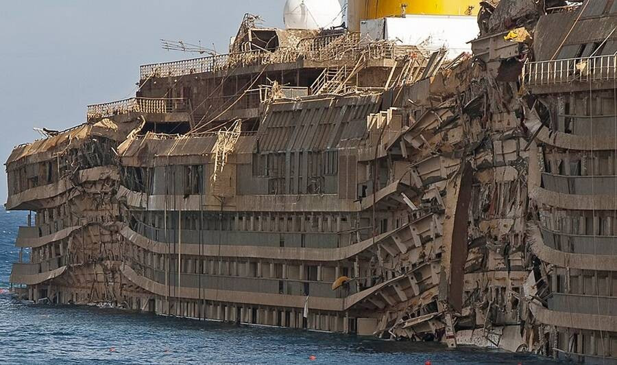 Không ai có thể ngờ rằng, chuyến đi trên du thuyền Costa Concordia kết thúc ngay ngày đầu tiên bằng một thảm kịch kinh hoàng. Vào khoảng 7h tối ngày hôm đó, du thuyền sang trọng này va vào đá ngầm và bị mắc cạn ngoài khơi đảo Giglio, Italy khi nhiều hành khách đang ăn tối. Về sau, con tàu bị lật úp. Ảnh: Rvongher/Wikimedia Commons.