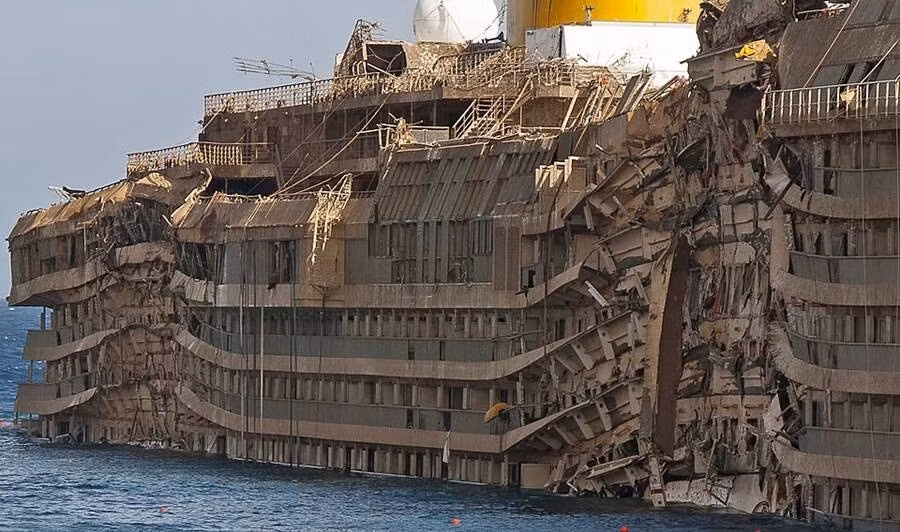 Không ai có thể ngờ rằng, chuyến đi trên du thuyền Costa Concordia kết thúc ngay ngày đầu tiên bằng một thảm kịch kinh hoàng. Vào khoảng 7h tối ngày hôm đó, du thuyền sang trọng này va vào đá ngầm và bị mắc cạn ngoài khơi đảo Giglio, Italy khi nhiều hành khách đang ăn tối. Về sau, con tàu bị lật úp. Ảnh: Rvongher/Wikimedia Commons.