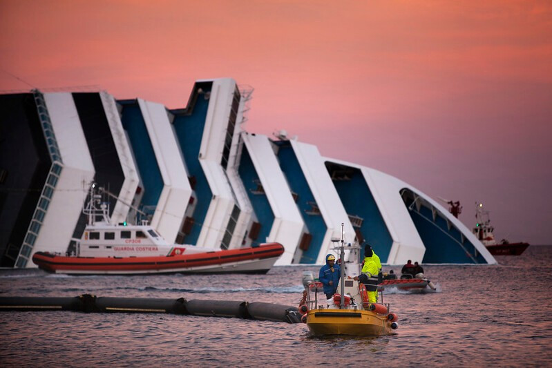 Sau khi xảy ra thảm kịch tồi tệ này, giới chức trách đã tổ chức cuộc điều tra nhằm tìm ra nguyên nhân khiến du thuyền Costa Concordia gặp nạn. Kết quả điều tra của các chuyên gia cho thấy thuyền trưởng Francesco Schettino đã lái du thuyền khổng lồ quá sát bờ khiến nó đâm vào các dải đá ngầm, lật úp và chìm bên bờ đảo Giglio. Ảnh: emergenze.protezionecivile.gov.it.