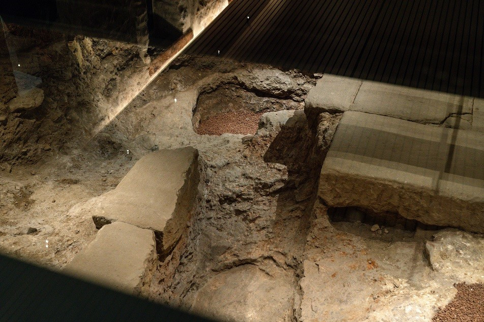 Công trường La Mã nằm ở địa điểm giao nhau của 2 tuyến đường này mặc dù một số chuyên gia tin rằng công trình nằm song song với đường cardo. Tuy nhiên, các phiến đá lát đường được phát hiện bên dưới khách sạn cho thấy Công trường La Mã nằm song song với đường decumanus. Điều này làm thay đổi hoàn toàn những điều đã biết về bản đồ khu vực Barcino. Ảnh: ACN by the ICUB.