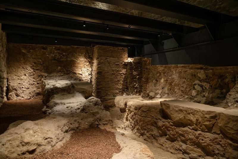 Thuộc địa La Mã Barcino trên bờ biển Địa Trung Hải của Tây Ban Nha được Hoàng đế Augustus thành lập vào khoảng giữa thế kỷ 15 trước Công nguyên đến thế kỷ 10 trước Công nguyên. Barcino được xây dựng xung quanh 2 con phố chính: con phố cardo - chạy từ Bắc xuống Nam và con phố decumanus - chạy từ Đông sang Tây. Ảnh: ACN by the ICUB.