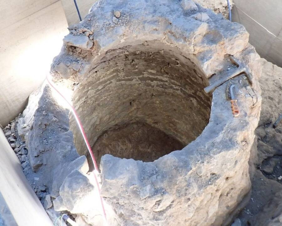 Các phiến đá phát hiện trong lúc cải tạo, mở rộng khách sạn có kích thước khác nhau. Trong đó, một số phiến dài gần 1,5m và có nguồn gốc từ ngọn đồi Montjuïc gần đó. Hiện các chuyên gia chưa rõ liệu loại đá này có được dùng để làm sàn của các tòa nhà công cộng hay quảng trường bên ngoài hay không bởi vì đây là lần đầu tiên loại vật liệu lát nền này từng được tìm thấy trong thành phố. Ảnh: Jordi Amorós/AGER Archaeology.