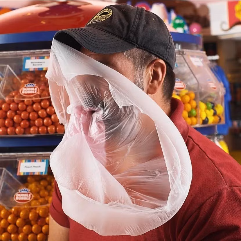 Chad Fell đã thổi quả bong bóng từ kẹo cao su to nhất thế giới với đường kính lên tới 50,8cm. Ông lập kỷ lục Guinness khi nhai 3 miếng kẹo cao su. Ảnh: Instagram/Guinnesswordrecords.