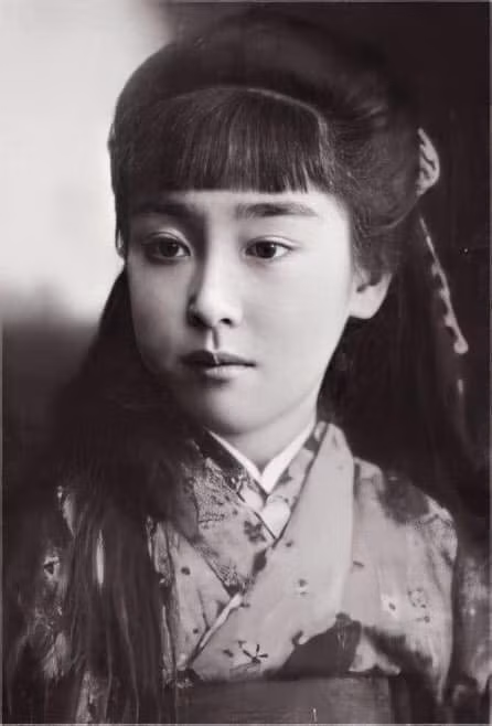 Một cô giáo trung học trên tờ nhật báo Asahi Shinbun