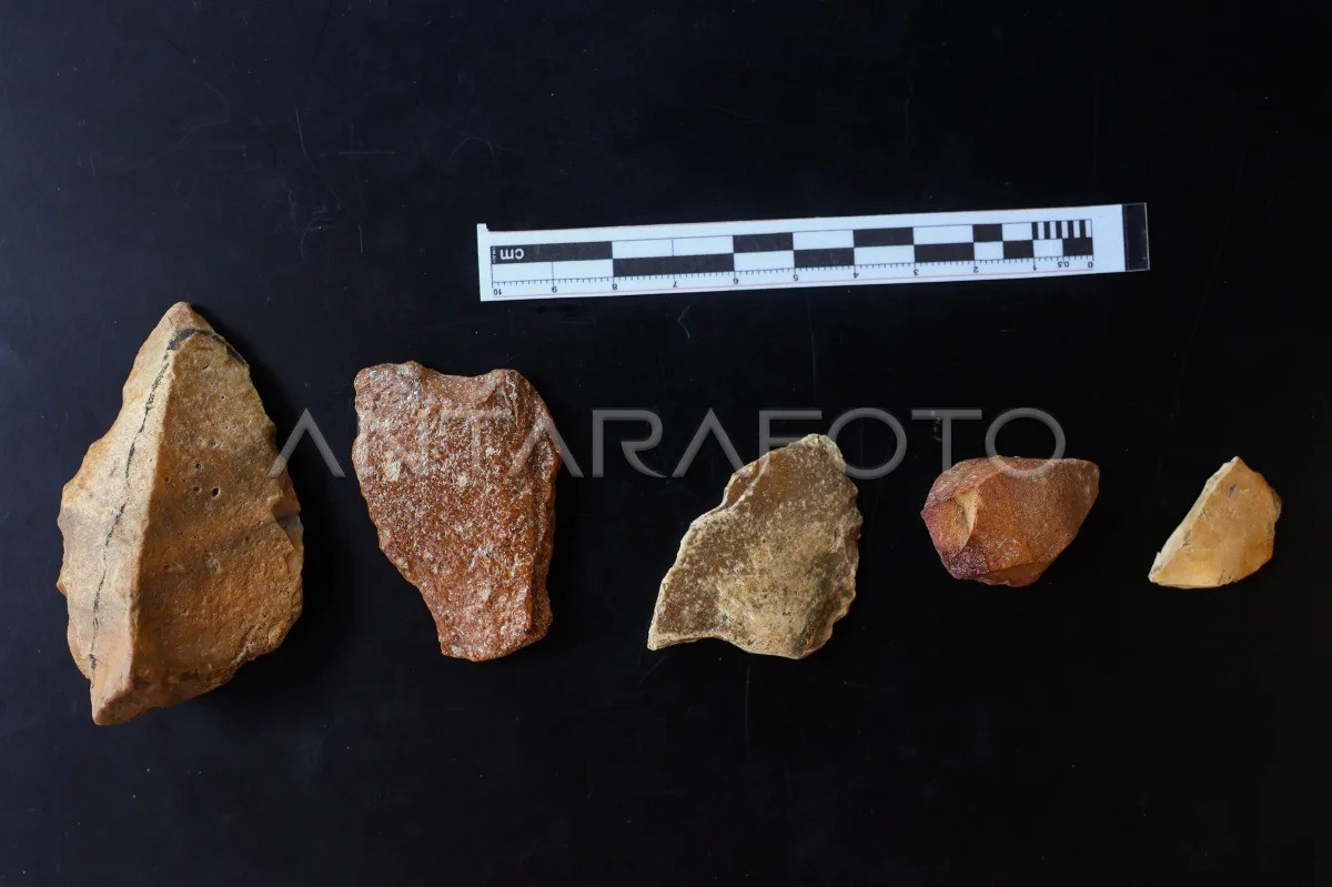Các chuyên gia cho hay những công cụ bằng đá có kích thước nhỏ, bị mẻ cạnh và từng được dùng để cắt thịt các loài động vật nhỏ và khắc đá. Ảnh: antarafoto.com.
