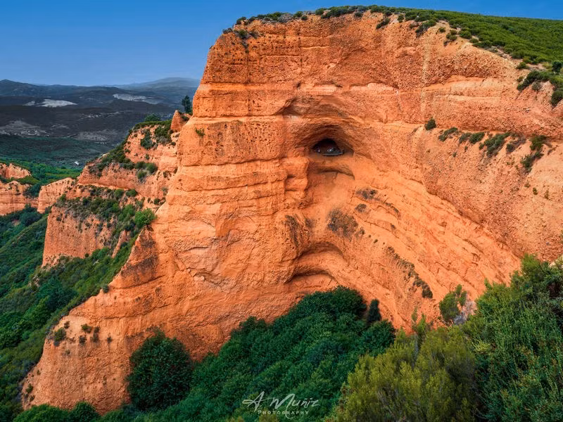 Quá trình bắt đầu bằng việc đào một mạng lưới đường hầm và hành lang rộng lớn sâu vào trong lòng núi. Nước từ các con suối, nước mưa và tuyết tan được thu thập từ các nguồn xa và tích trữ trong các hồ chứa lớn gần địa điểm khai thác mỏ. Ảnh: Angel Muñiz.