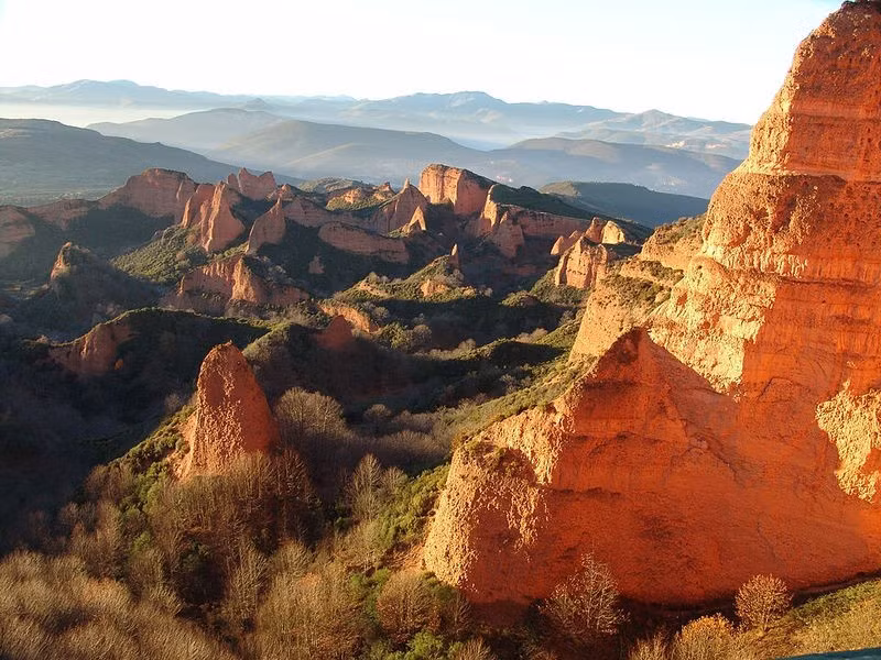 Tình trạng phá rừng quy mô lớn đã diễn ra ở Las Médulas trên diện tích hơn 3.000 ha trước khi hoạt động khai thác vàng bằng phương pháp "phá núi" được người La Mã triển khai. Các nhà nghiên cứu ước tính rằng, hơn 90 triệu m3 đất đá đã được khai phá tại Las Médulas, dẫn đến sự biến đổi quy mô lớn của cảnh quan nơi đây. Ảnh: Wikimedia Commons.
