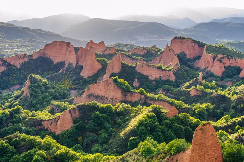 Người La Mã cổ đại bắt đầu khai thác vàng tại mỏ Las Médulas ở vùng đất ngày nay là Tây Ban Nha vào thế kỷ thứ nhất sau Công nguyên. Las Médulas được biết tới là mỏ vàng lộ thiên lớn nhất thời cổ đại. Ảnh: Udri.