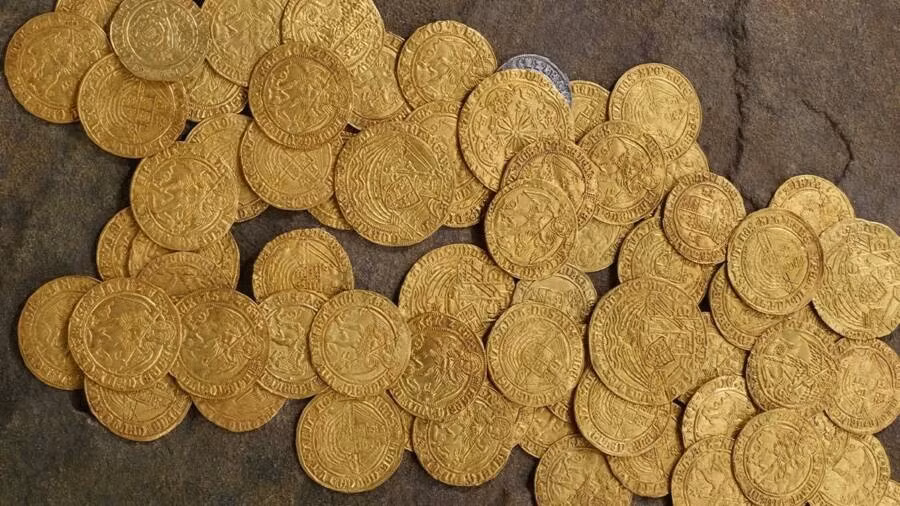 Năm 2020, một cặp vợ chồng ở làng Milford on Sea, Anh tình cờ phát hiện những đồng xu bằng vàng, bạc khi đang làm vườn. Sau khi rửa sạch đất bám trên chúng, họ nhận ra đó là những đồng tiền cổ có niên đại hàng trăm năm tuổi. Ảnh: David Guest Numismatics.