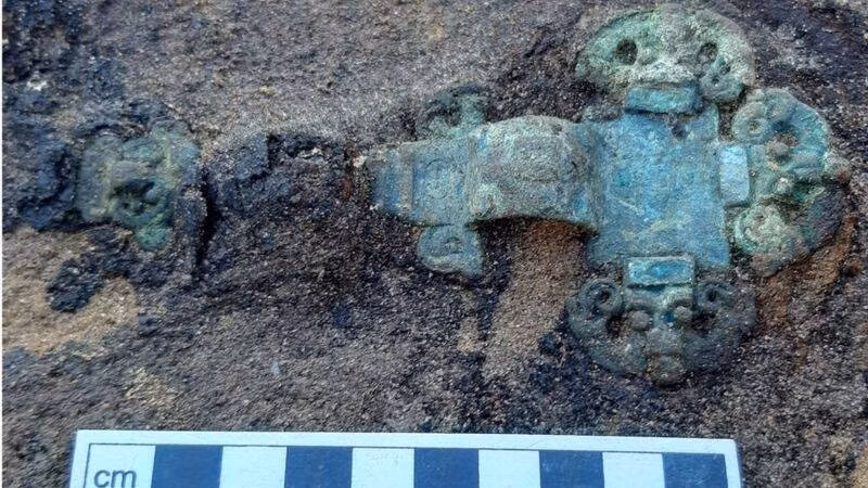 Nhiều thi hài chôn trong các ngôi mộ đã phân hủy gần như hoàn toàn, biến thành những vết tro tàn hoặc "bóng cát" do bị đất axit xung quanh ăn mòn. Thực tế, nhiều ngôi mộ không còn mảnh hài cốt nào. Thay vào đó, chỉ còn lại hình bóng đen kịt của hình dáng thi thể đã từng được đặt trong ngôi mộ. Ảnh: Suffolk County Council.