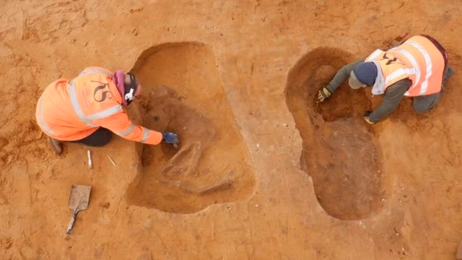 Khi chuẩn bị xây dựng một khu nhà ở Suffolk, Anh, các công nhân tình cờ phát hiện 200 ngôi mộ có từ thế kỷ 7. Những mộ cổ này có hình dáng ma quái. Ảnh: Suffolk County Council.