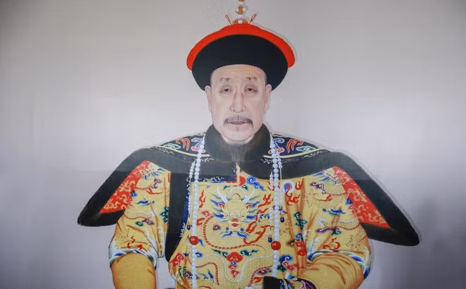 Không chỉ có tài trị quốc, ông hoàng này còn được nhớ đến là vị vua phong lưu. Hậu cung của ông hoàng này có tới hơn 3.000 phi tần, mỹ nữ. Trong số này, 11 phi tần được hoàng đế Càn Long sủng ái nhất. Đặc biệt, vua Càn Long đặc biệt sủng ái 2 phi tần tới mức dùng bữa chung với họ. Đây là ân sủng to lớn mà bậc đế vương dành cho phi tần và không phải ai cũng may mắn nhận được vinh dự to lớn này.