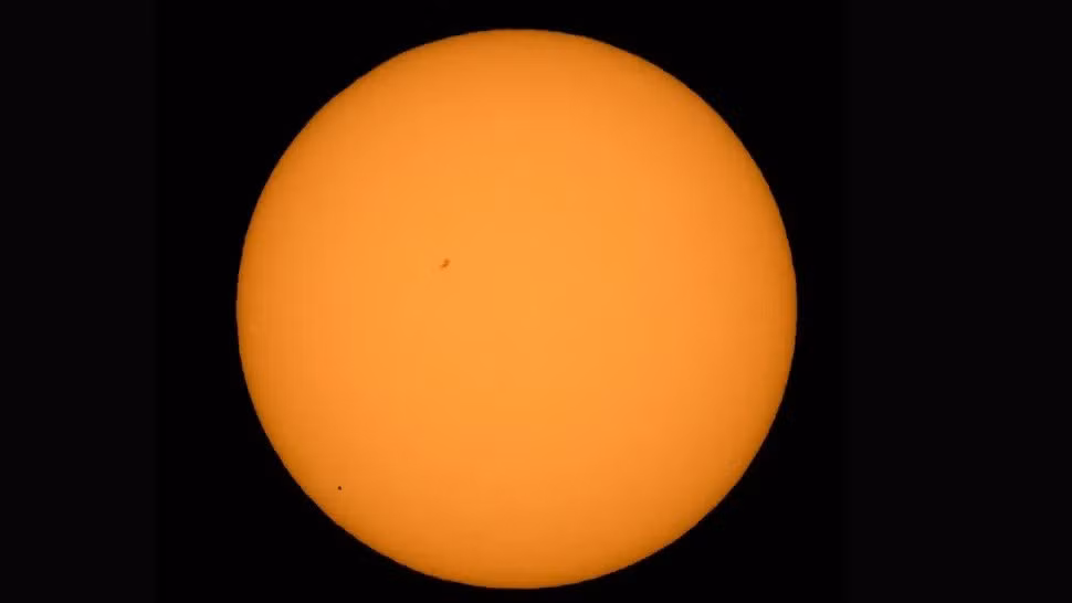 Vì vậy, các chuyên gia nghi ngờ rằng các vệt sáng kỳ lạ đó vẫn đang hình thành và phát triển trên sao Thủy ngày nay. Ảnh: NASA/Bill Ingalls.