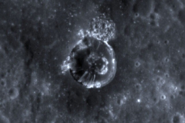 Tuy nhiên, mới đây, nhóm nghiên cứu của Tiến sĩ Bickel phối hợp với các cộng sự từ Đài quan sát Thiên văn Padova (Italy) đã phát hiện ra những vệt sáng kỳ lạ trên hành tinh này khi sử dụng máy quang học để phân tích 100.000 hình ảnh độ phân giải cao được tàu MESSENGER của NASA chụp những năm 2011 - 2015, trước khi nó kết thúc sứ mệnh bằng cú đâm xuống bề mặt sao Thủy. Ảnh: NASA/JHUAPL/Carnegie Institution of Washington.