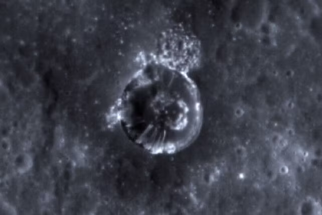 Tuy nhiên, mới đây, nhóm nghiên cứu của Tiến sĩ Bickel phối hợp với các cộng sự từ Đài quan sát Thiên văn Padova (Italy) đã phát hiện ra những vệt sáng kỳ lạ trên hành tinh này khi sử dụng máy quang học để phân tích 100.000 hình ảnh độ phân giải cao được tàu MESSENGER của NASA chụp những năm 2011 - 2015, trước khi nó kết thúc sứ mệnh bằng cú đâm xuống bề mặt sao Thủy. Ảnh: NASA/JHUAPL/Carnegie Institution of Washington.