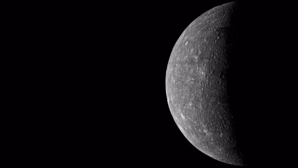 Các chuyên gia hy vọng sẽ tìm được những bằng chứng xác thực hơn thông qua BepiColombo - tàu thăm dò sao Thủy mà Cơ quan vũ trụ châu Âu (ESA) và Cơ quan Thám hiểm hàng không vũ trụ Nhật Bản (JAXA) dự định phóng trong năm 2026. Ảnh: NASA/JPL/USGS.