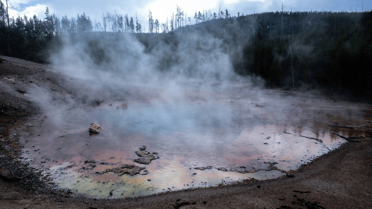 Mạch nước phun Echinus thuộc Công viên quốc gia Yellowstone, Mỹ đã phun trào lần đầu tiên sau 6 năm. Echinus là một phần của bồn địa Norris rất năng động ở Wyoming. Ảnh: Calvo/VWPics/Universal Images Group via Getty Images.