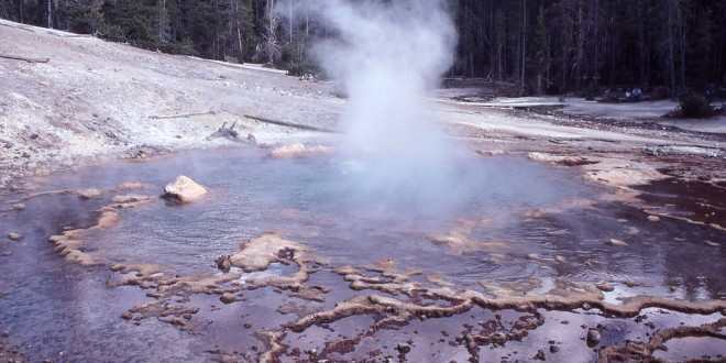 Các nhà địa chất tin rằng, mạch nước phun Echinus hầu như không hoạt động, ngoại trừ những lần phun trào không thường xuyên, cho đến năm 1948. Trong những năm 1970, Echinus phun trào đều đặn với chu kỳ 40 - 80 phút trước khi trở nên dữ dội hơn vào những năm 1980 - 1990. Những lần phun trào dữ dội hơn đôi khi kéo dài hơn 90 phút. Ảnh: yellowstoneinsider.com.