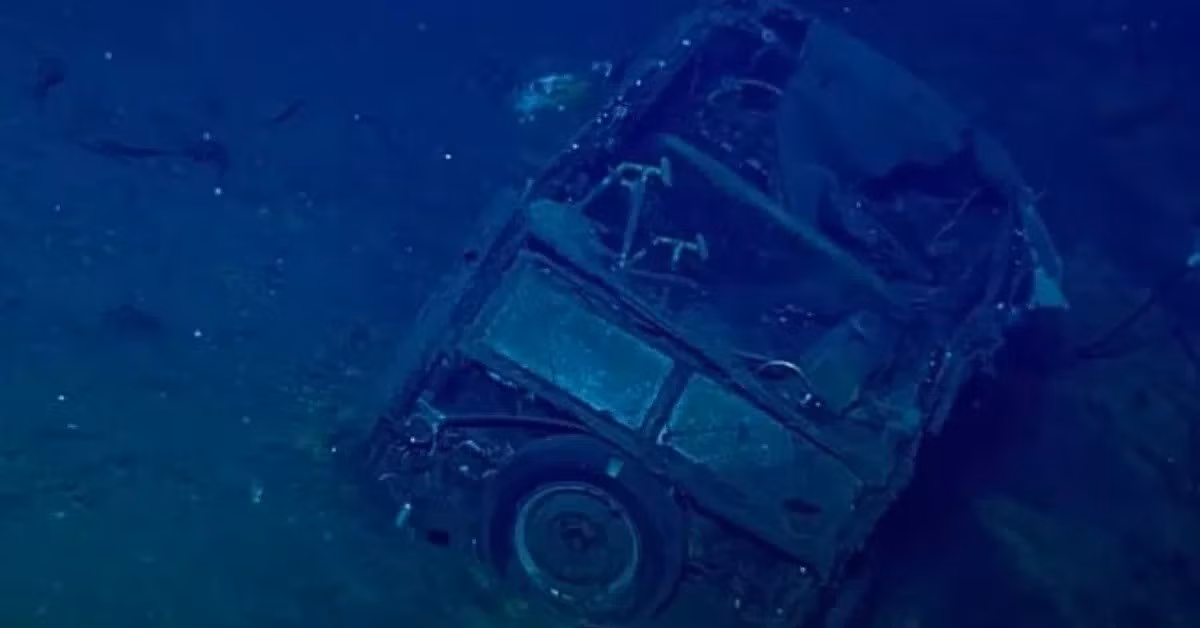 Chiếc ô tô được tìm thấy bên trong tàu sân bay Yorktown được xác định sơ bộ là một chiếc Ford Super Deluxe 'Woody' năm 1940 hoặc 1941. Ô tô Ford được sơn đen và có tấm ốp gỗ bên ngoài. Tuy nhiên, tấm ốp này đã mục nát sau nhiều năm "ngủ vùi" dưới nước. Ảnh: Getty Images/NOAA.