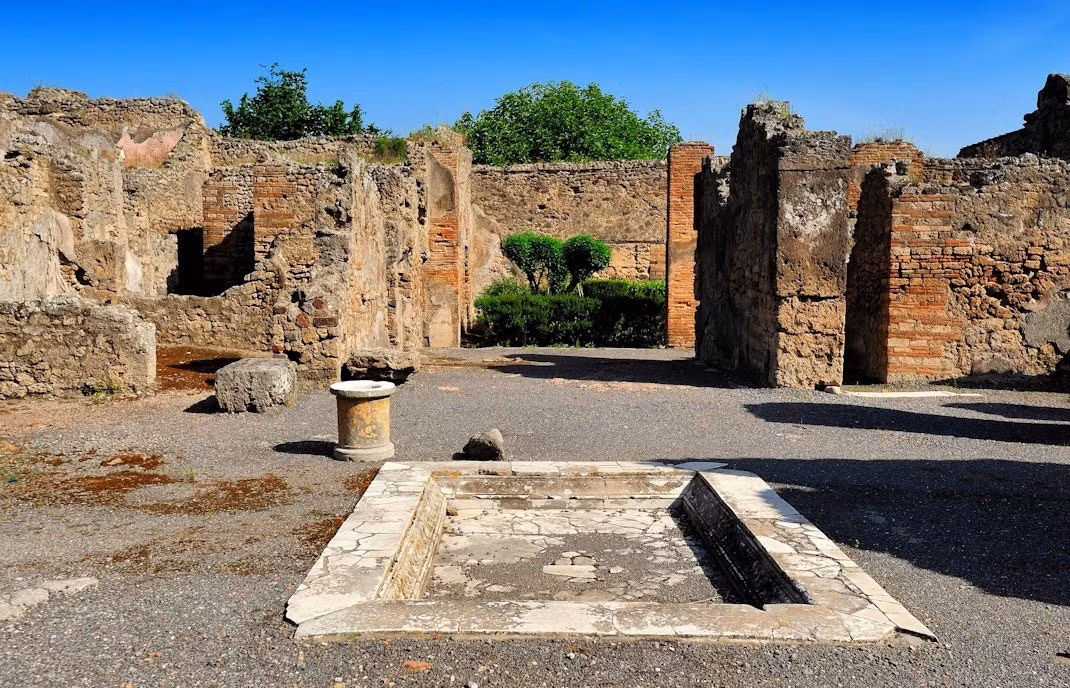 Nhiều thế kỷ sau khi Pompeii bị "xóa sổ" khỏi bản đồ thế giới, những cuộc khai quật tại thành phố cổ xưa này hé lộ những thông tin quý giá về cuộc sống của người dân La Mã thời xưa thông qua các công trình kiến ​​trúc, đường phố, tác phẩm nghệ thuật và những đồ dùng thường nhật được tìm thấy và phục dựng. Ảnh: pompeii-tickets.com.