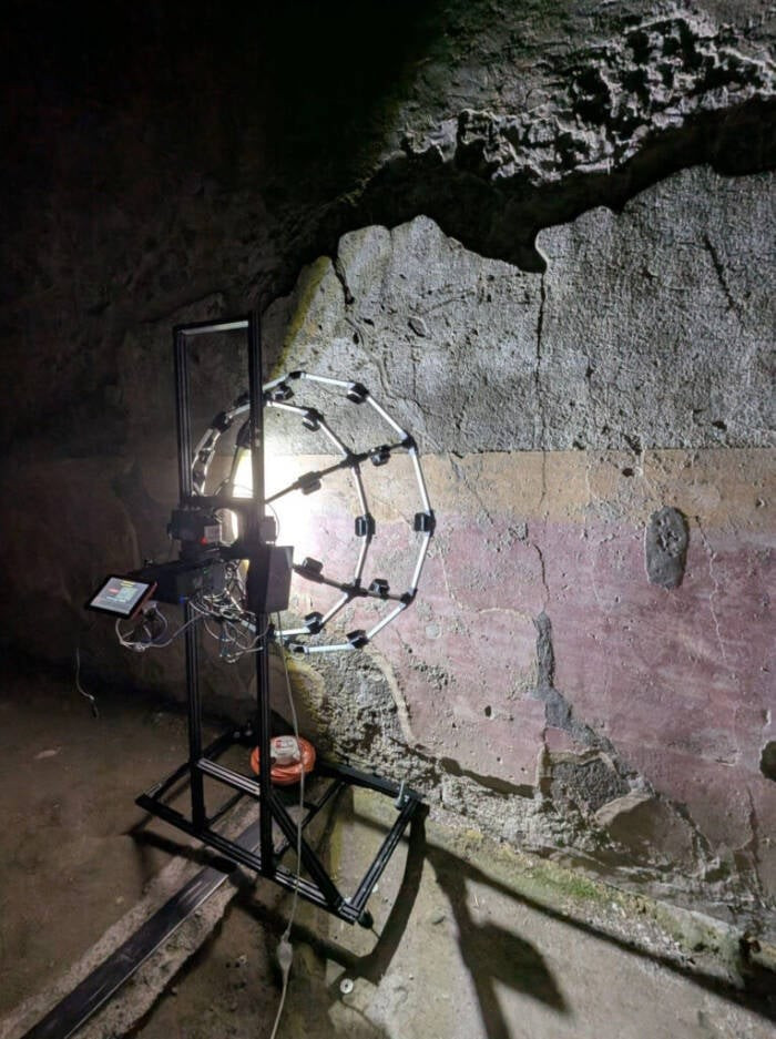 Nhóm nghiên cứu chia sẻ một số nội dung yêu đương được khắc trên bức tường. Trong số này, một dòng chữ khắc lời chia tay vội vàng của một người gửi tới người yêu: “Tôi đang rất vội. Tạm biệt, Sava của tôi, hãy chắc rằng em yêu tôi!”. Ảnh: Archaeological Park of Pompeii.