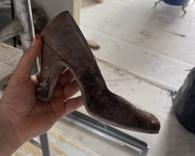 Tiếp đến, chiếc búa được để lại do lần cải tạo ngôi nhà lần trước. Trong khi đó, chiếc giày cao gót của người phụ nữ được để lại trong tường vì nó được cho có thể bảo vệ khả năng sinh sản. Ảnh: Millie Molloy/ SWNS.