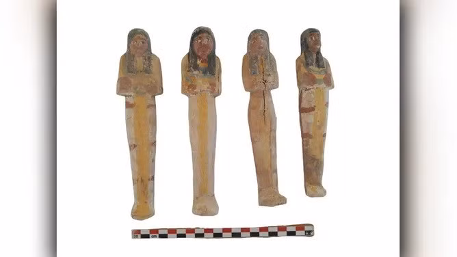 Cụ thể, theo nghiên cứu của các chuyên gia, 3 ngôi mộ mới khai quật có niên đại từ thời kỳ Tân Vương quốc (năm 1550 trước Công nguyên). Thông qua các văn tự khắc bên trong mộ cổ, họ xác định được tên tuổi và chức danh của chủ nhân 3 ngôi mộ. Ảnh: Ministry of Tourism and Antiquities.