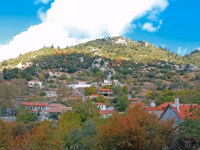 Phân tích ADN cho thấy người Deep Maniot có tần suất cực cao của một dòng dõi cha hiếm gặp có nguồn gốc từ vùng Caucasus khoảng 28.000 năm trước. Khi so sánh với ADN với người Hy Lạp hiện đại trên đất liền, ADN của người Deep Maniot không có bằng chứng về các dòng dõi chung có nguồn gốc từ người Đức và người Slav trong Thời kỳ Di cư. Ảnh: Apostolos Papageorgiou – CC BY-SA 3.0.