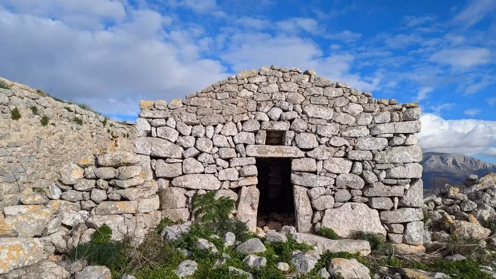 Phân tích di truyền về người Maniot sống ở Peloponnese, Hy Lạp cho thấy họ là một trong những quần thể có sự khác biệt về mặt di truyền cao nhất ở châu Âu.