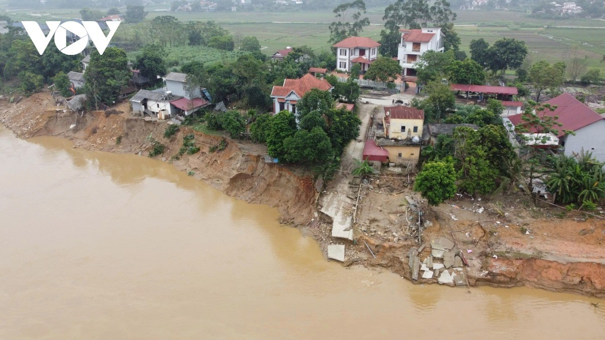 Theo người dân, sạt lở bắt đầu diễn ra mạnh vào đầu tháng 10 vừa qua và vẫn tiếp diễn phức tạp. Hầu như ngày nào cũng bị lở đất xuống sông. "Đoạn sông này chưa bao giờ bị sạt lở như thế này. Có thể do lòng sông Lô do khai thác cát sỏi, dòng chảy thay đổi nên năm nay bị sạt lở nhiều như thế này".