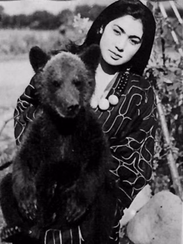 Lễ hội này thường diễn ra vào giữa mùa Đông khi lớp lông của gấu dày nhất và thịt béo nhất.