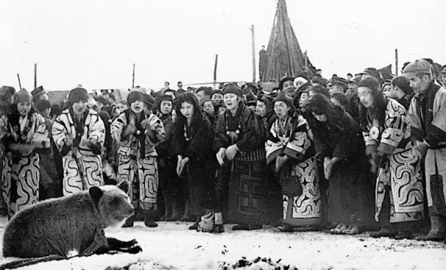 Các vị thần của bộ tộc Ainu xem con người bình đẳng. Do đó, các vị thần đã tặng lại xác thịt, lớp da của mình như một phần thưởng cho con người.