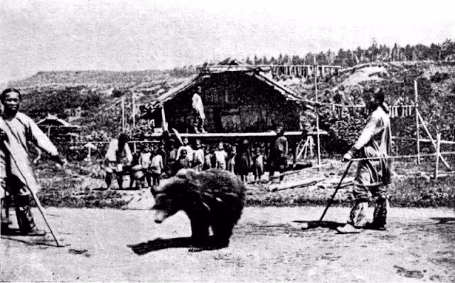 Thời gian diễn ra nghi lễ kéo dài suốt 3 ngày đêm. Đêm đầu tiên là quan trọng nhất và được gọi là Keo-mante, có nghĩa là gửi xác đi. Phần não, lưỡi và mắt của con gấu được loại bỏ và thay thế bằng hoa.