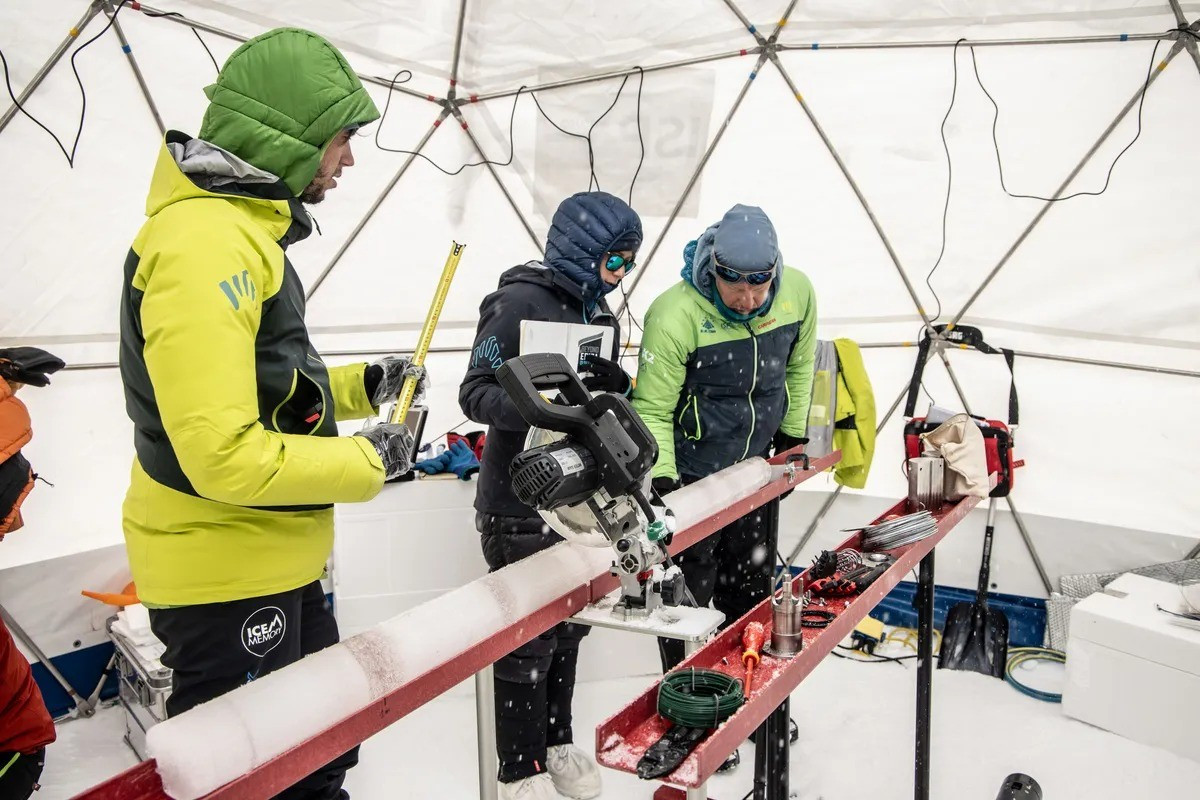 Trong tương lai, các nhà khoa học có kế hoạch thu thập và lưu trữ lõi băng từ khắp nơi trên thế giới nhằm bảo tồn lịch sử khí hậu Trái đất. Những mẫu vật này hứa hẹn giúp họ có thể giải mã những bí ẩn về chúng trong tương lai sau khi các sông băng tan chảy. Ảnh: Riccardo Selvatico CNR / Ice Memory Foundation.