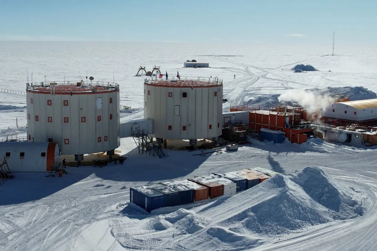 Lõi băng được khoan từ sâu bên trong các sông băng, được nén chặt dần theo thời gian và chứa bụi cùng các chỉ số khí hậu khác có thể. Các lớp của lõi băng hé lộ nhiều thông tin quý giá về điều kiện khí hậu hàng nghìn năm trước. Ảnh: Gaetano Massimo Macrì PNRA/IPEV.