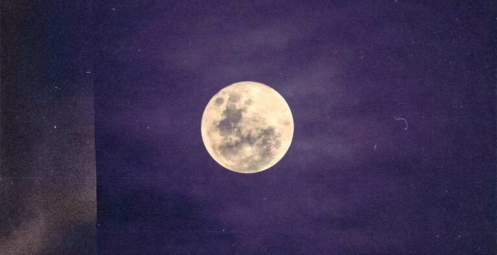 Trong đợt trăng hải ly lần này, Mặt trăng sẽ quay gần Trái đất hơn khoảng 27.358 km so với trung bình, khiến nó lớn và sáng hơn. Hiện tượng này xảy ra khi Mặt trăng ở pha trăng tròn và nằm gần cận điểm, điểm sát Trái đất nhất trên quỹ đạo hình elip. Ảnh: vice.