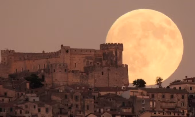 Theo trang Time and Date, người yêu thiên văn trên thế giới sẽ chứng kiến trăng hải ly đạt độ tròn tuyệt đối vào lúc 20h19 ngày 5/11 theo giờ Hà Nội. Ảnh: Paolo Palma.