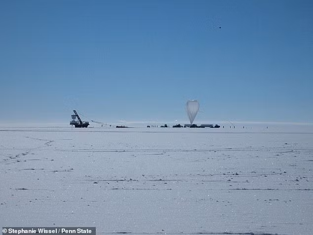Thay vì thu nhận tín hiệu từ trên cao, ANITA lại phát hiện một xung sóng vô tuyến cực ngắn phát ra từ bên dưới lớp băng ở Nam Cực, với góc xiên lên đến 30 độ. Ảnh: Stephanie Wissel/Penn State.