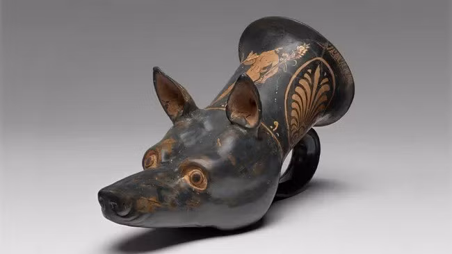 Một chiếc cốc đất nung được làm giống với đầu của một con chó săn Laconian còn được gọi là chó săn Sparta. Đây giống chó săn Hy Lạp đã tuyệt chủng. Cổ vật quý hiếm này được tìm thấy tại Italy. Ảnh: The Getty, CC0 1.0.