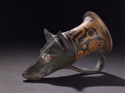 Theo các chuyên gia, chiếc cốc có hình dáng đặc biệt trên có niên đại khoảng 2.300 năm tuổi. Phát hiện này cho thấy ảnh hưởng của Hy Lạp đối với vùng đất ngày nay là miền Nam Italy hơn 2.000 năm trước. Ảnh: The Trustees of the British Museum.