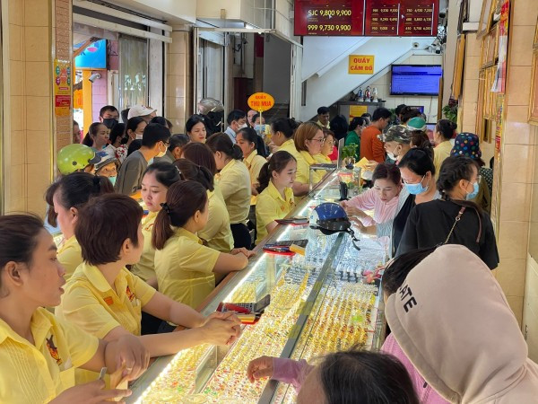 Người dân khi mua vàng miếng nên giữ hóa đơn, yêu cầu giấy chứng nhận chất lượng, kiểm định. Ảnh minh họa.