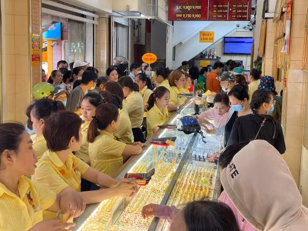 Người dân khi mua vàng miếng nên giữ hóa đơn, yêu cầu giấy chứng nhận chất lượng, kiểm định. Ảnh minh họa.