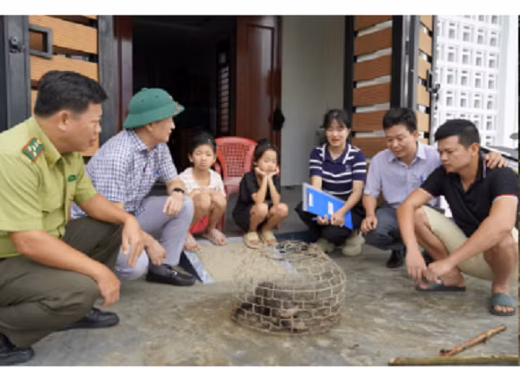 Trước đó, vào tối ngày 28/7, anh Mai Chiếm Lĩnh (trú khu phố 3, phường Đông Hà) thả lừ bắt cá trên sông Hiếu thì bất ngờ phát hiện con rái cá nặng 3 kg. Ảnh: Tiền phong.