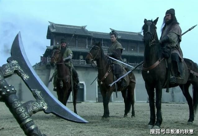 Ba anh em vây chặt Lữ Bố, Lữ Bố chống đỡ vất vả, cuối cùng giả vờ đánh một kích, thừa lúc Lưu Bị né tránh, phá vỡ vòng vây, kéo lê Họa Kích chạy về ải. (Ảnh: Sohu)