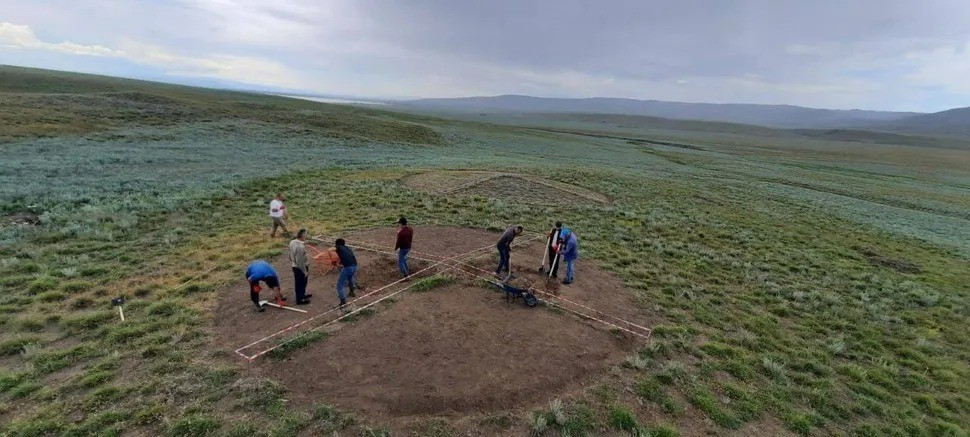 Ngôi mộ trên được phát hiện ở vùng đồng bằng xa xôi và lộng gió Ceyranchol, chỉ cách biên giới phía tây của Azerbaijan với cả Georgia và Armenia chỉ vài km. Gò chôn cất - được người dân địa phương gọi là kurgan - nằm trong khu bảo tồn lịch sử và văn hóa Keshikchidagh. Ảnh: Azerbaijan Ministry of Culture.